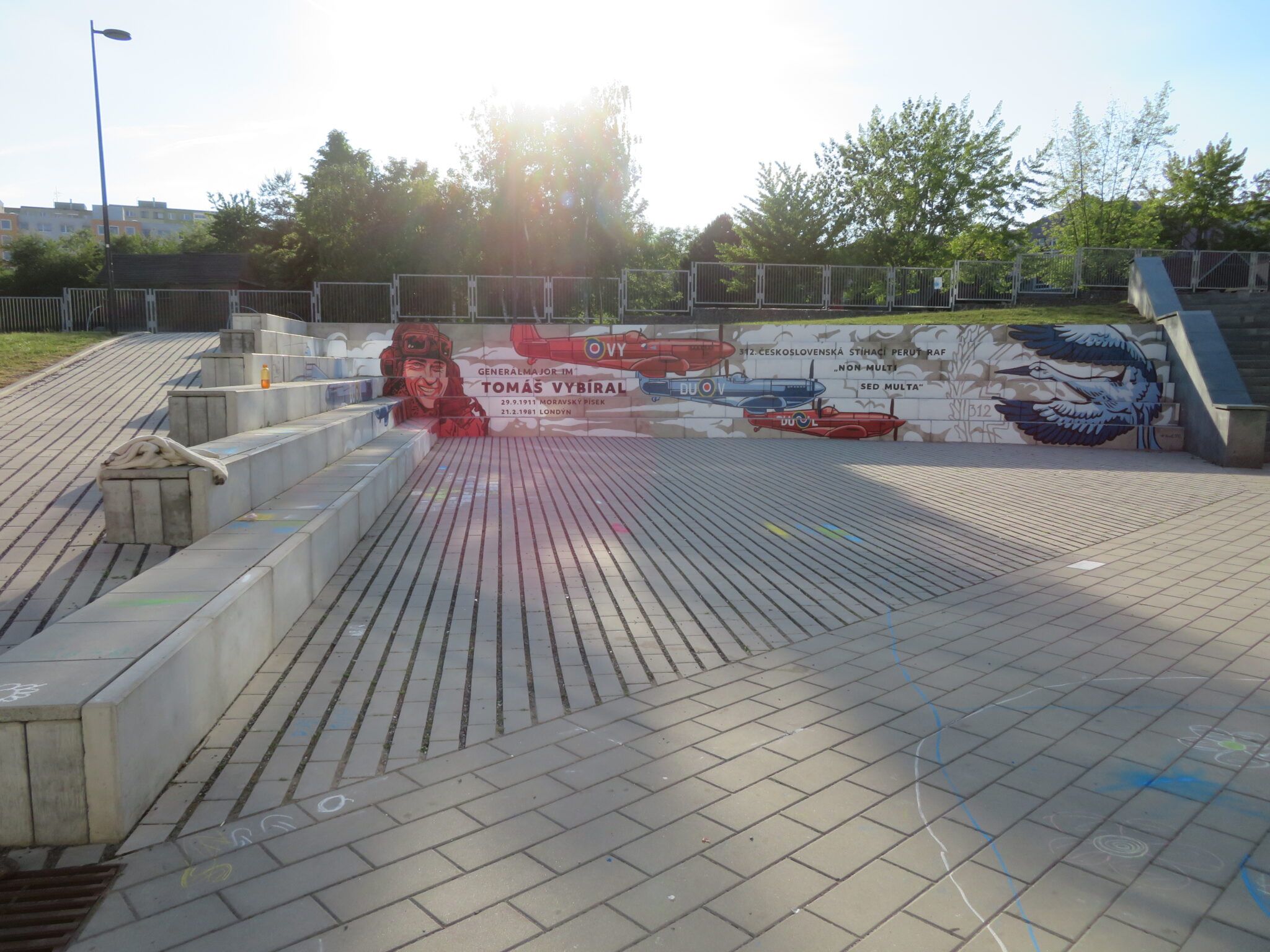 Opravené schody před ZŠ Vybíralova.