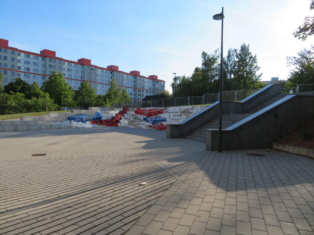 Opravené schody před ZŠ Vybíralova.