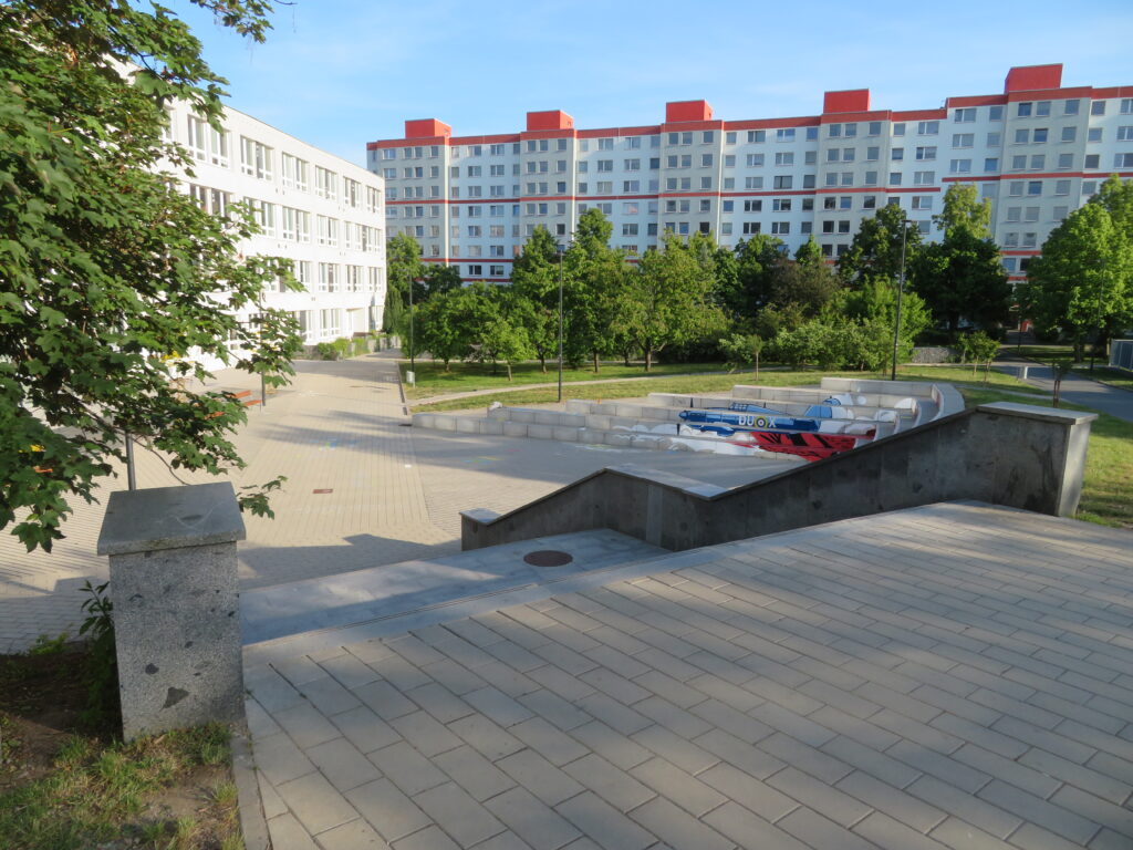 Opravené schody před ZŠ Vybíralova.